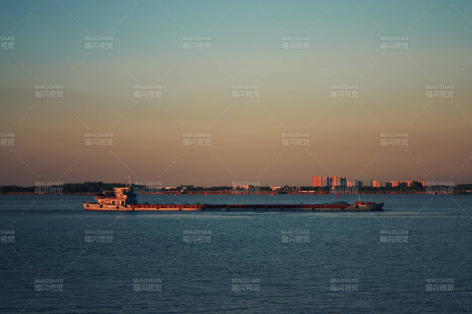 夕阳下的货船航行图图片