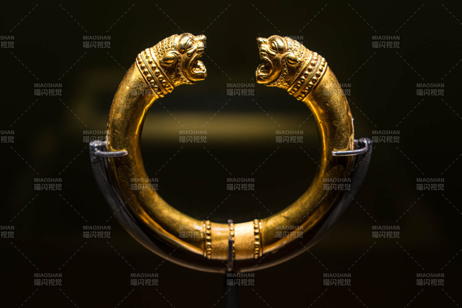 伊朗阿切美尼德王朝的黄金狮首授权环图片