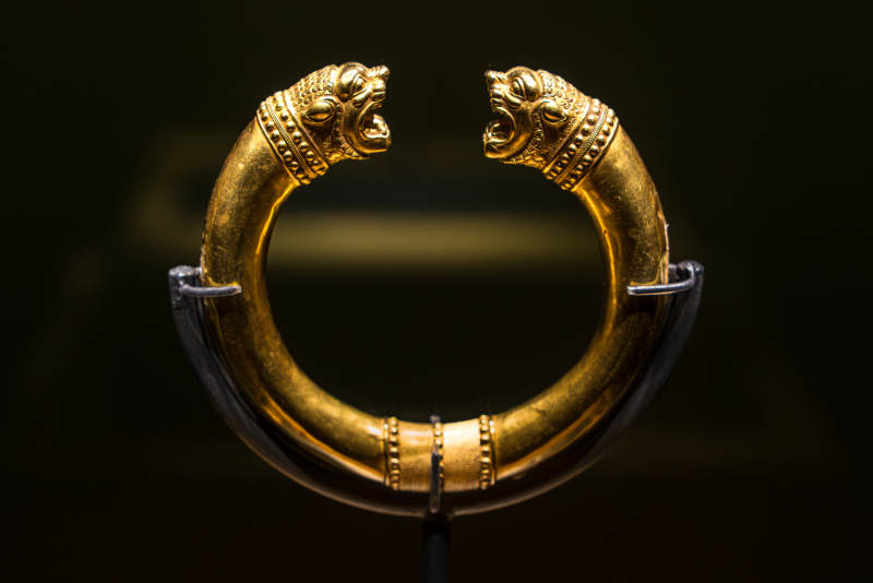 伊朗阿切美尼德王朝的黄金狮首授权环图片