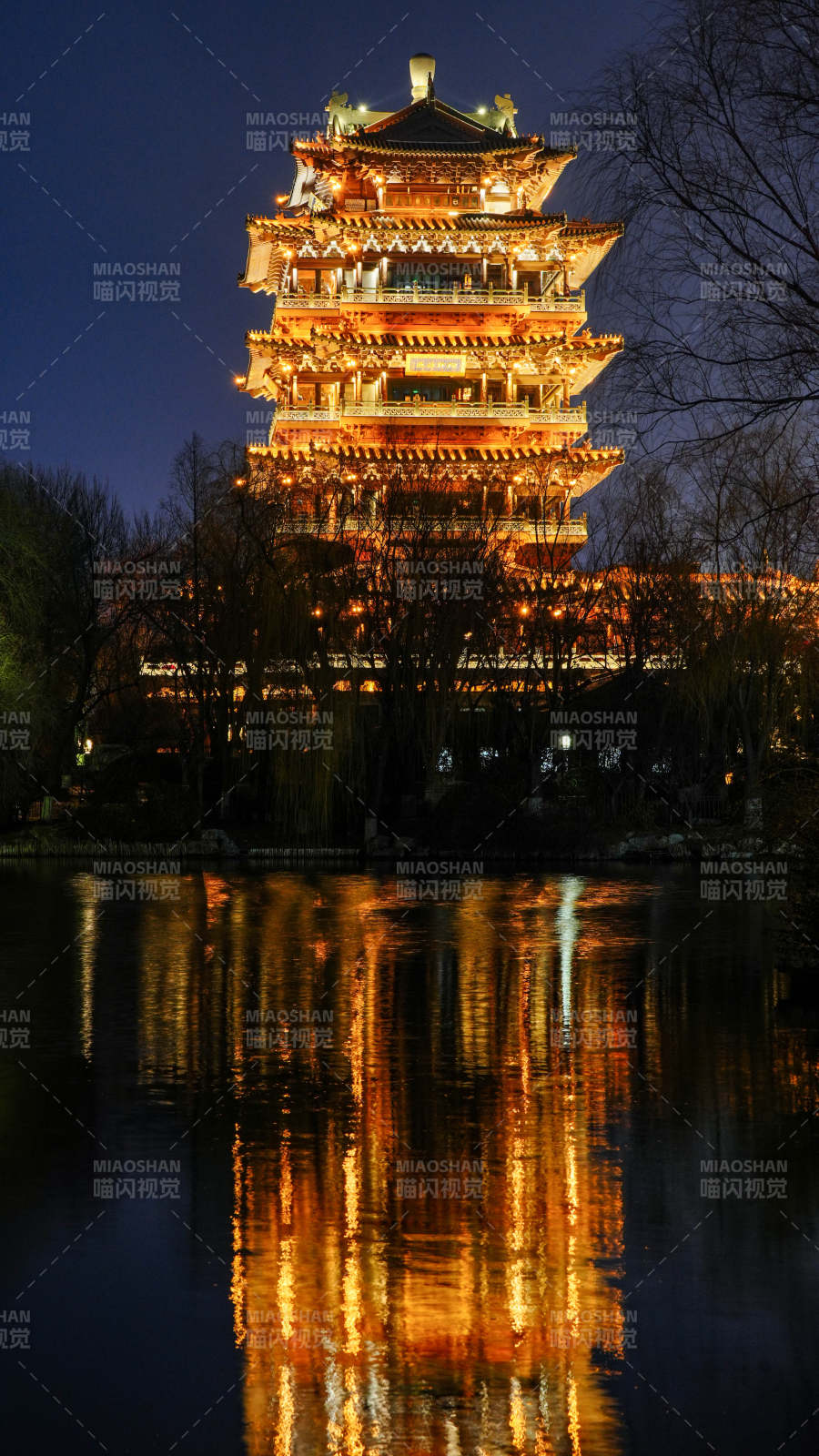 济南大明湖超然楼夜色中的古塔倒影图片