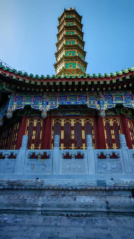 香山万寿琉璃塔与彩绘殿堂相映成辉图片