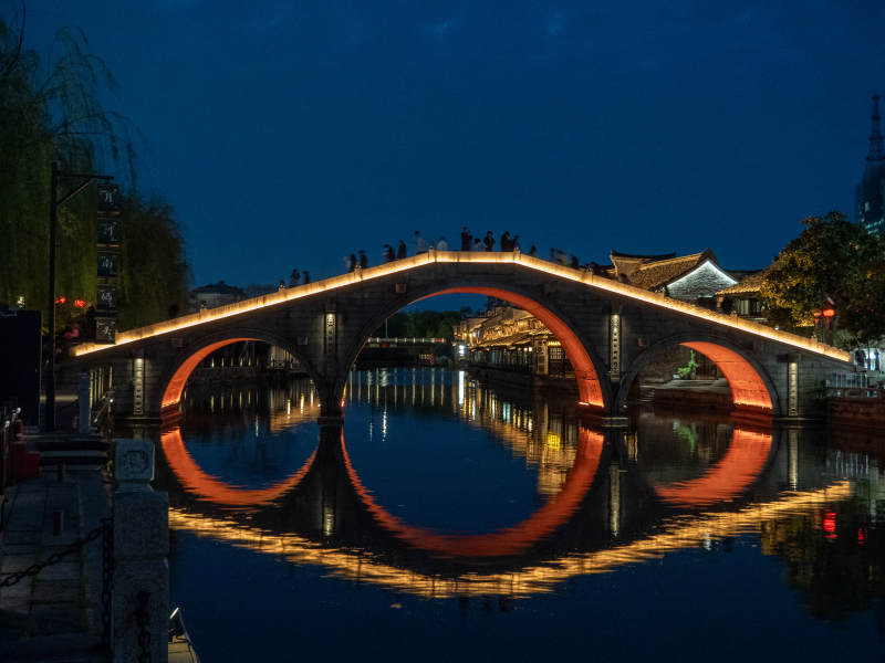 嘉兴月河历史文化街区 夜色中的古桥倒影图片