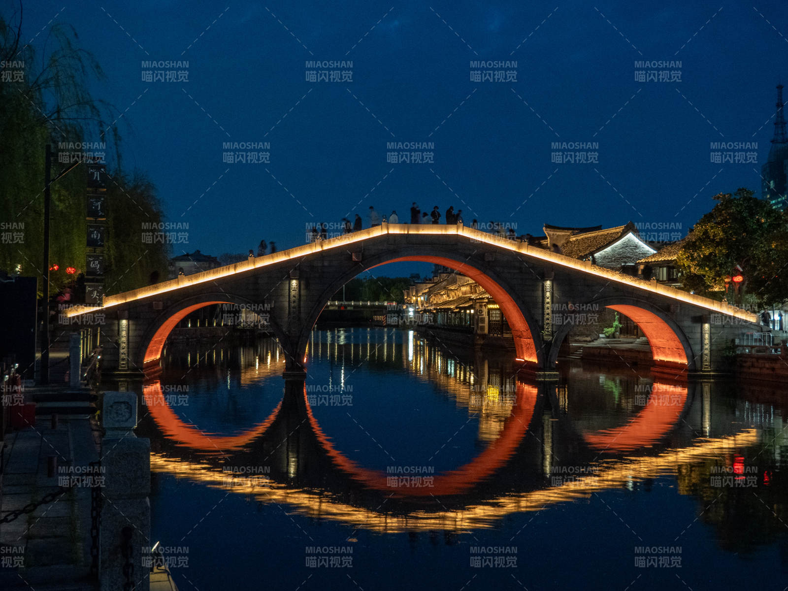 嘉兴月河历史文化街区 夜色中的古桥倒影图片
