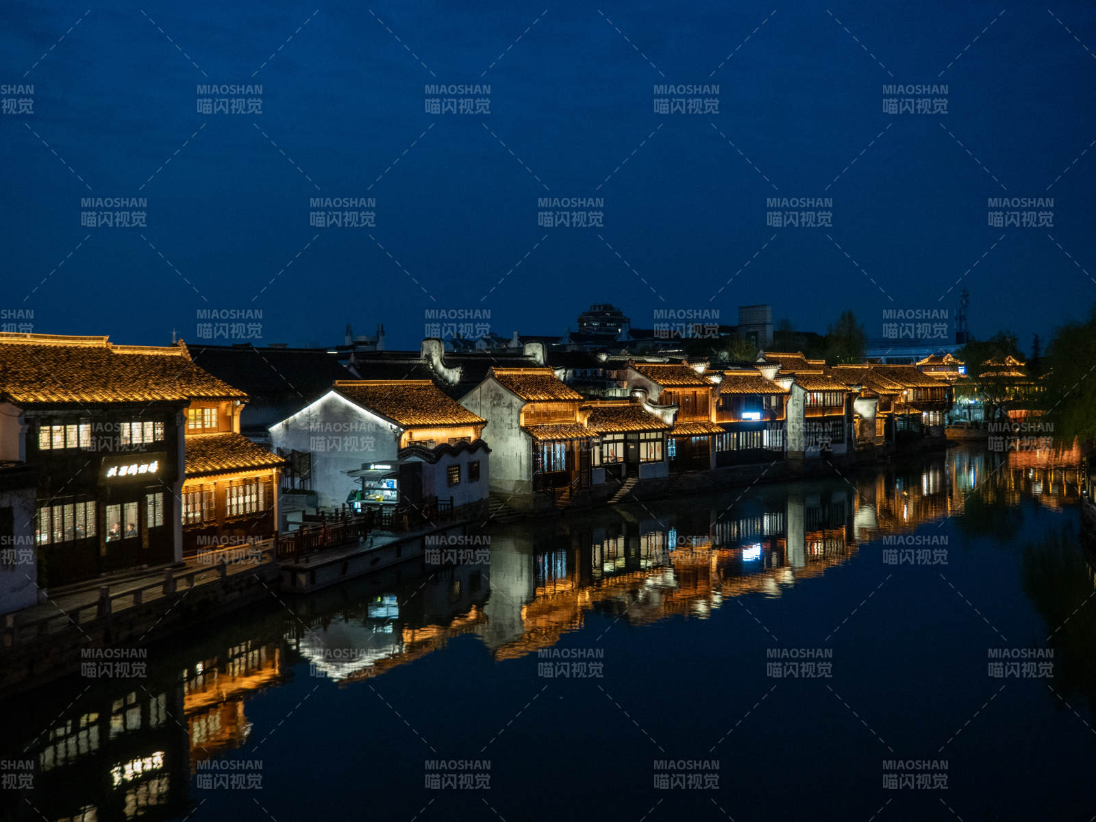 嘉兴月河历史文化街区 夜色古镇 水映灯火图片