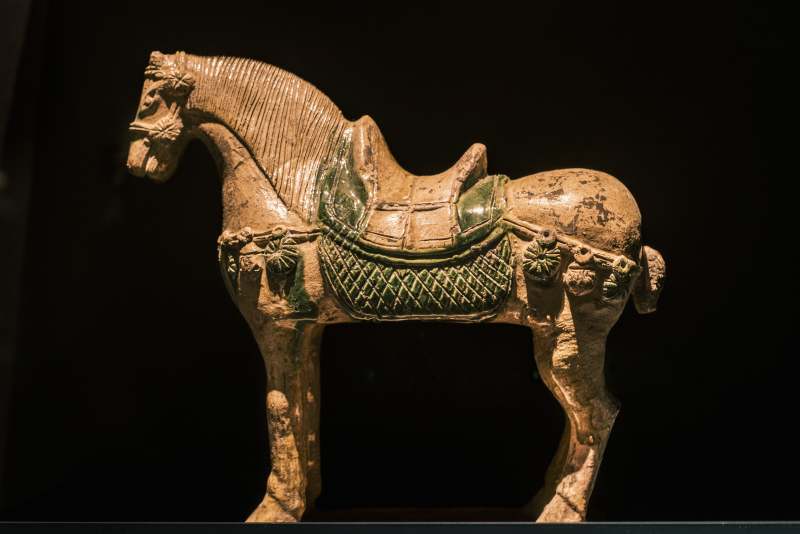 古代绿釉陶马雕塑图片