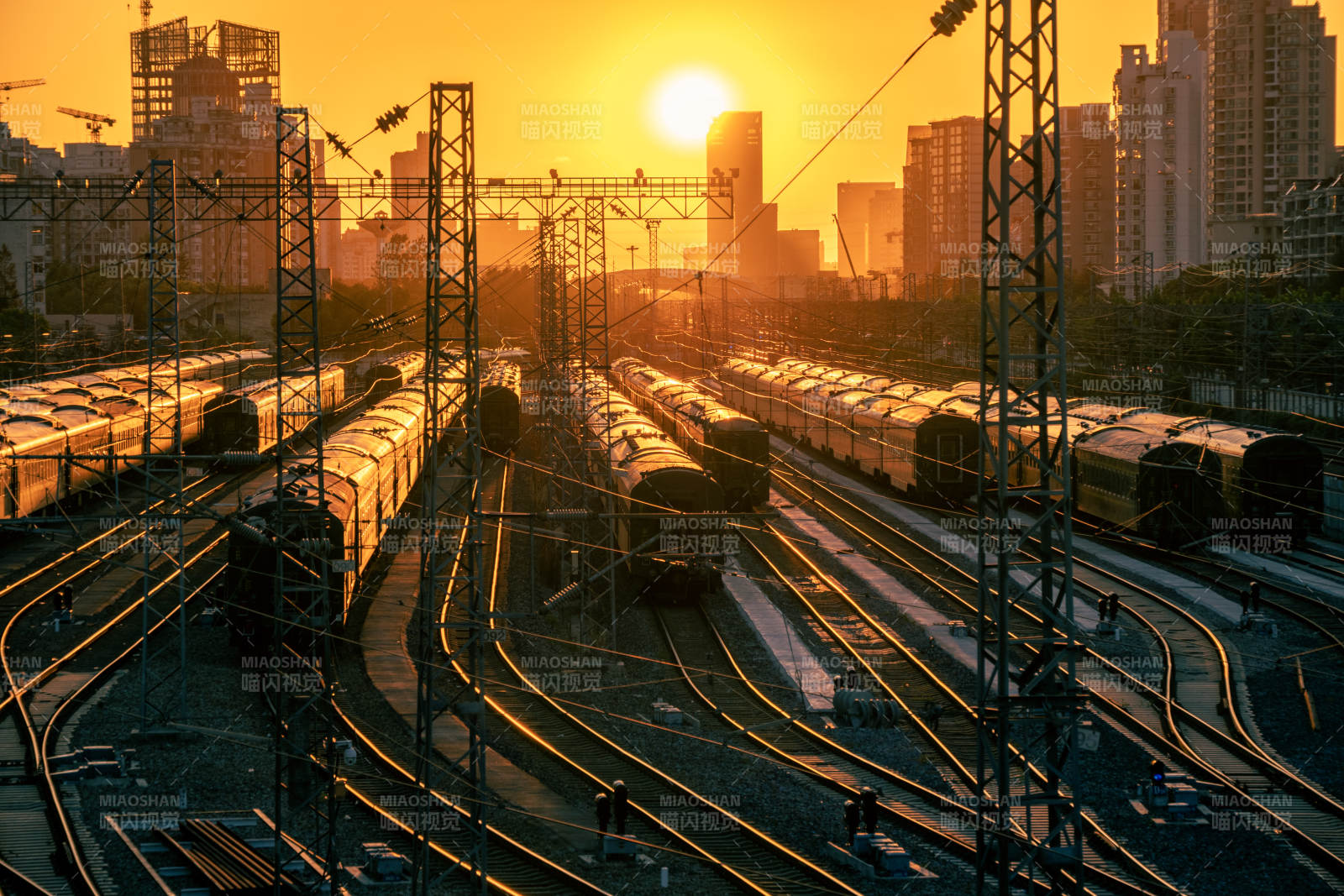 夕阳下的铁路枢纽图片
