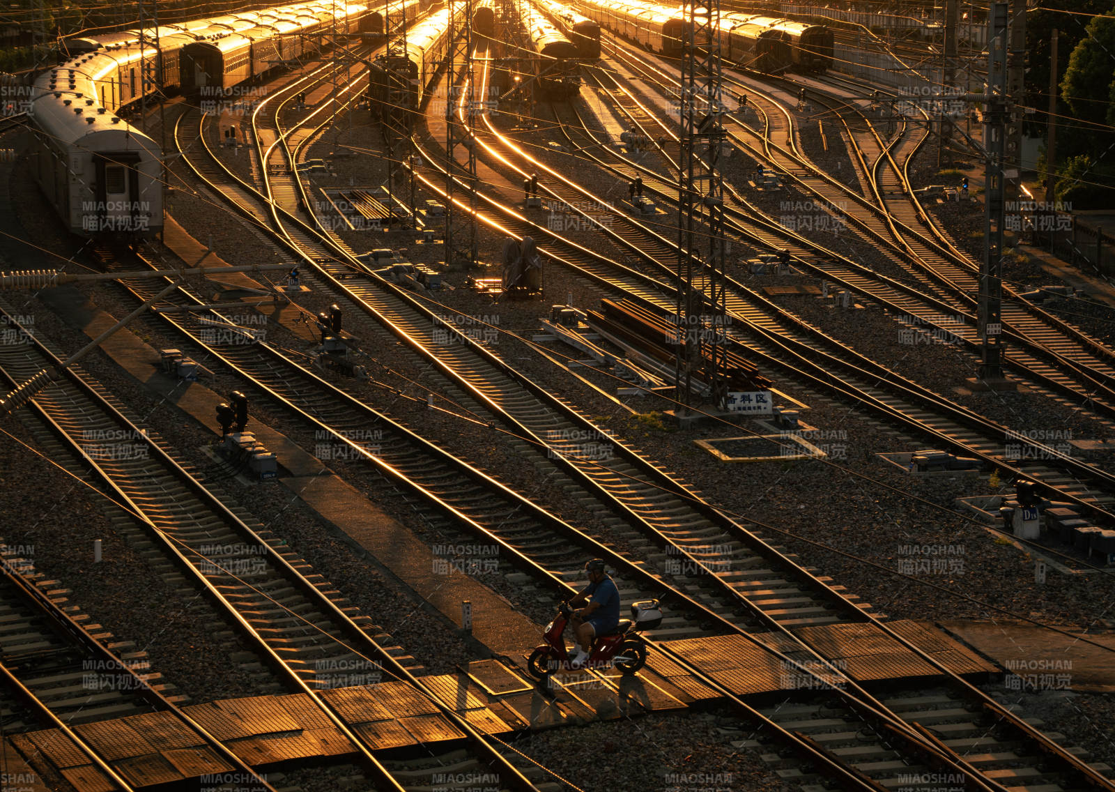夕阳下的铁路枢纽图片
