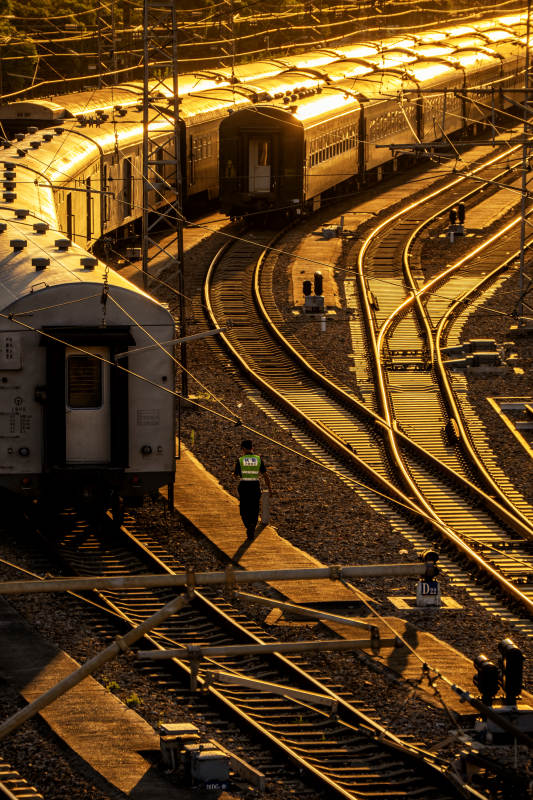 铁路交汇处的黄昏景象图片