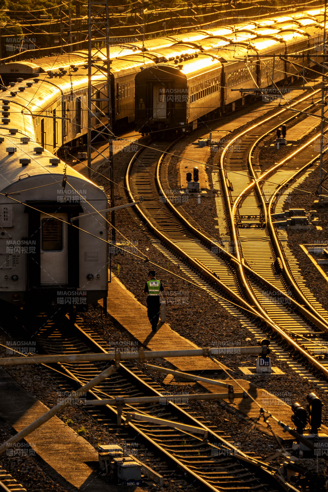 铁路交汇处的黄昏景象图片
