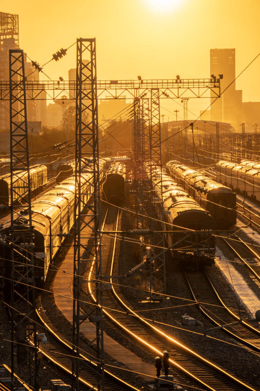 夕阳下的铁路枢纽站图片
