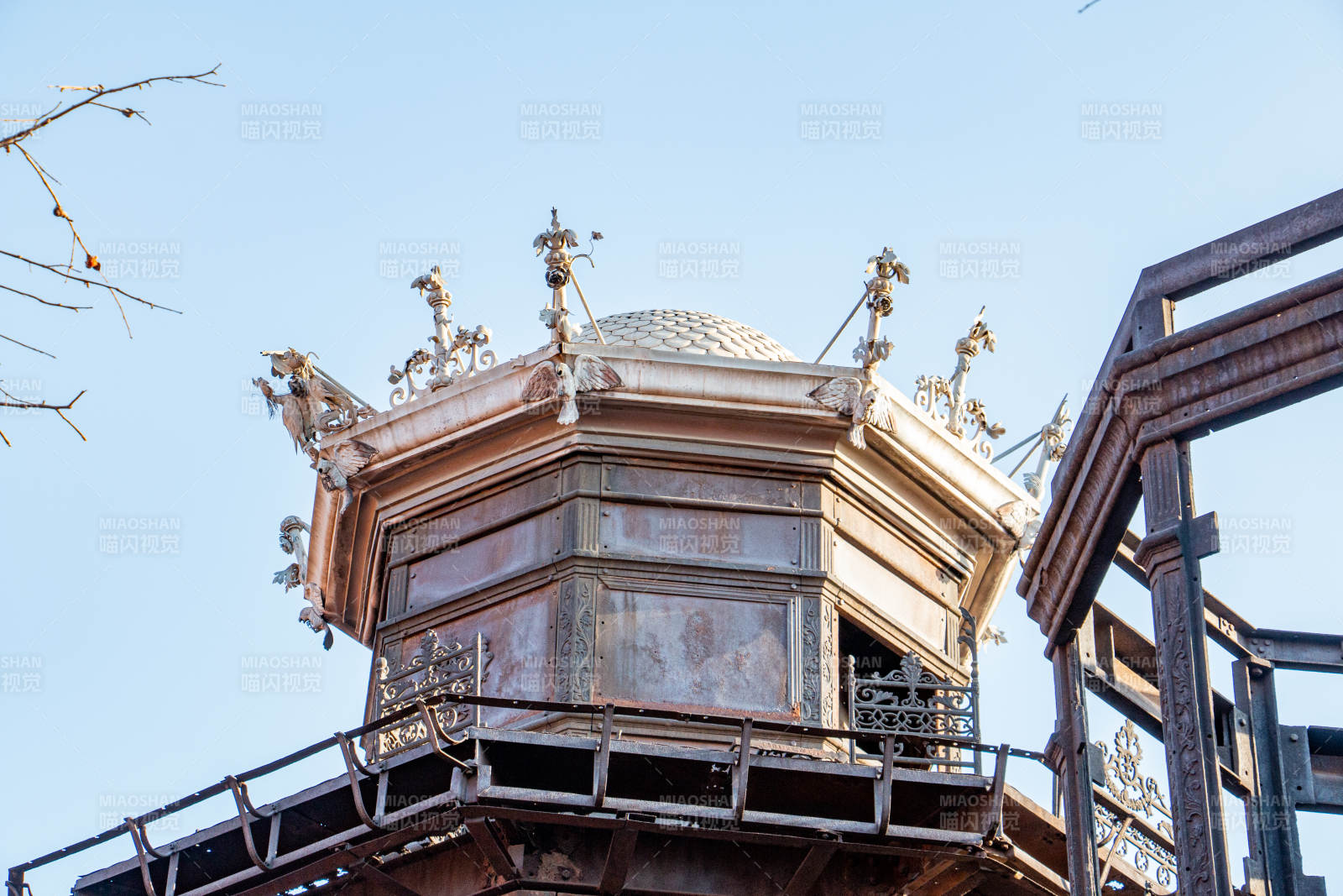 故宫古塔顶饰与金属框架图片