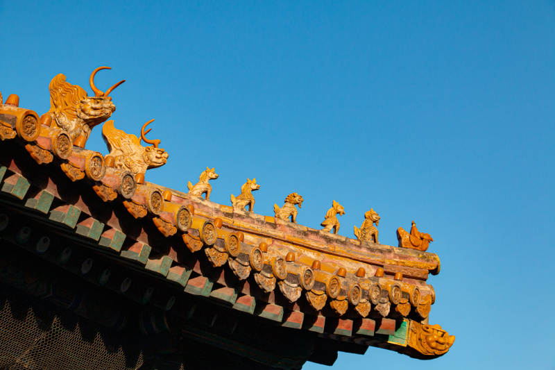 故宫屋脊上的金色装饰图片
