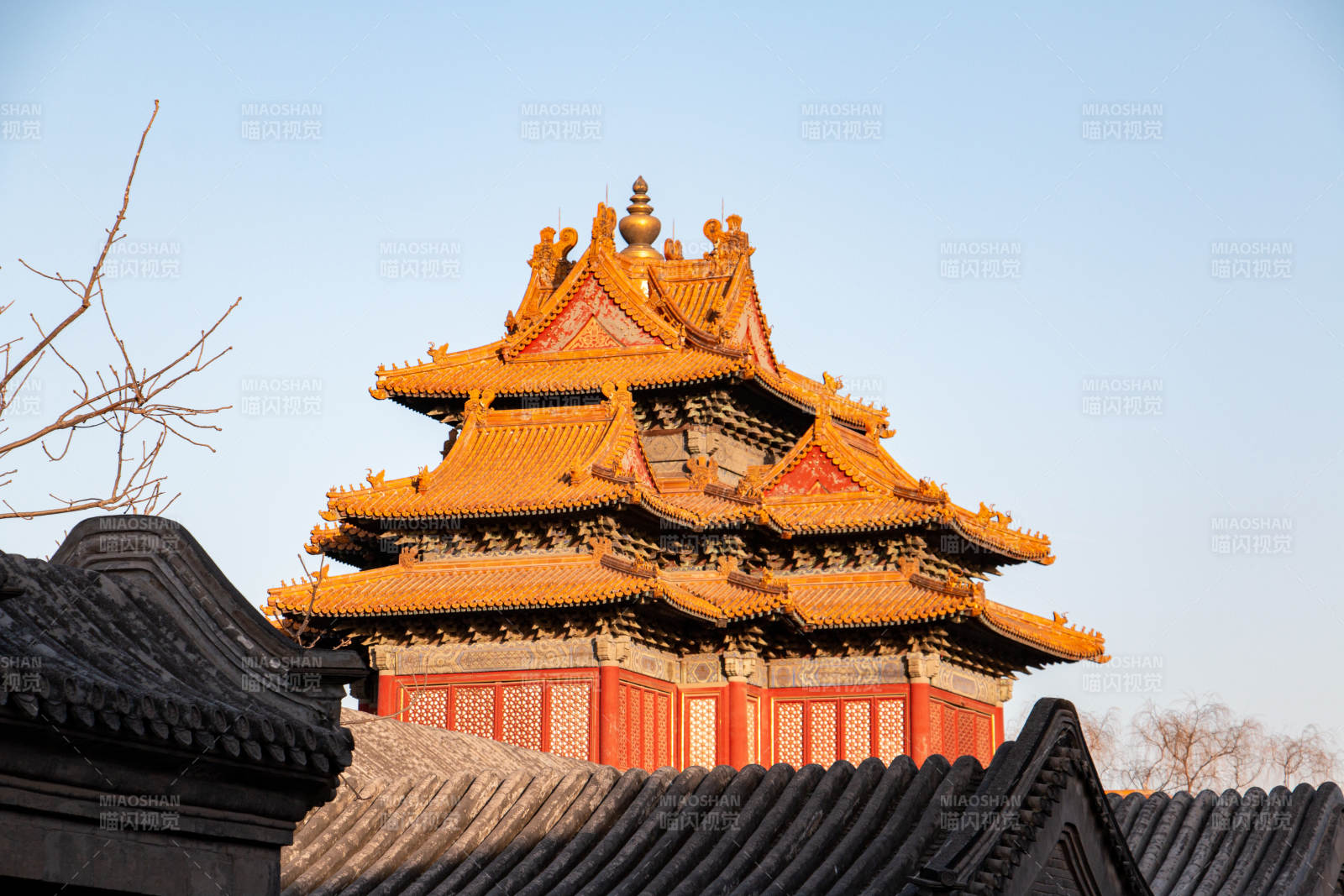 北京故宫角楼的金色屋顶图片