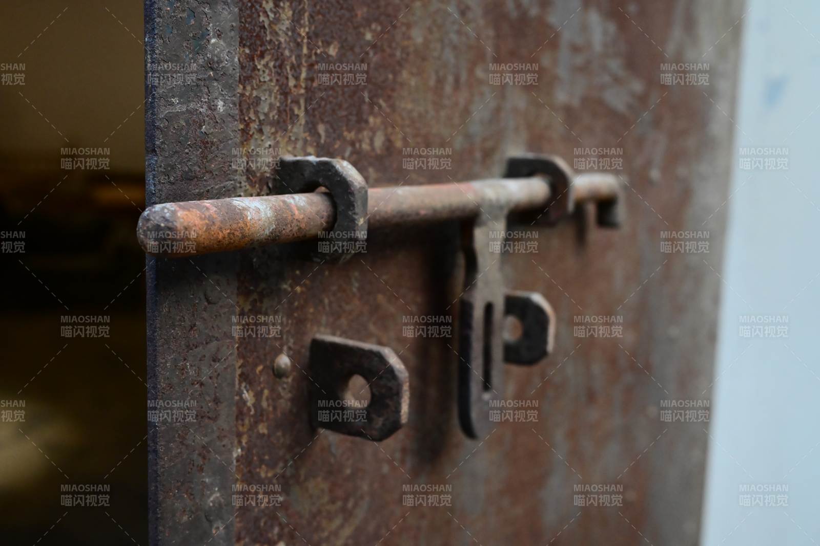 锈迹斑斑的门闩特写图片