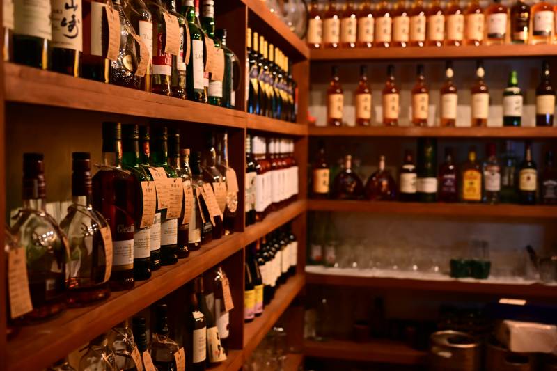 酒架上的各式酒瓶陈列图片