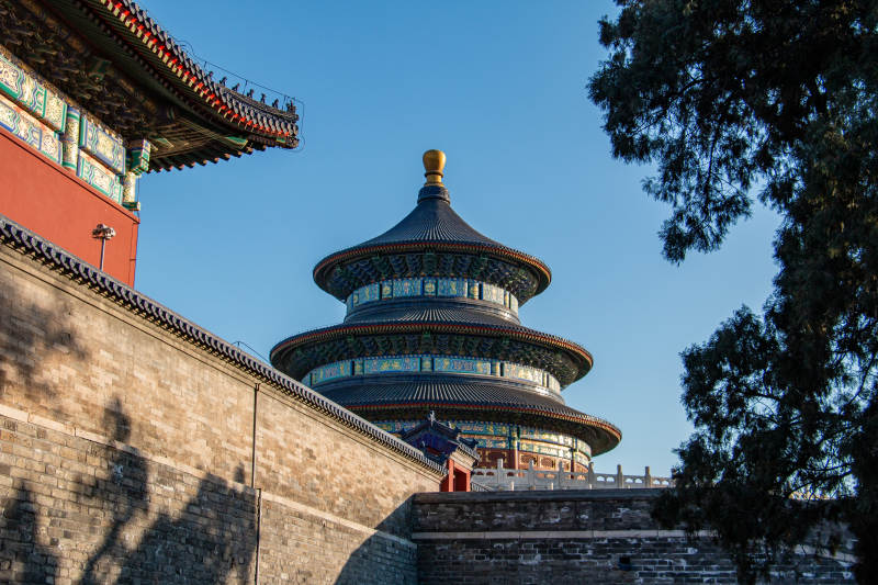 天坛祈年殿与红墙影图片