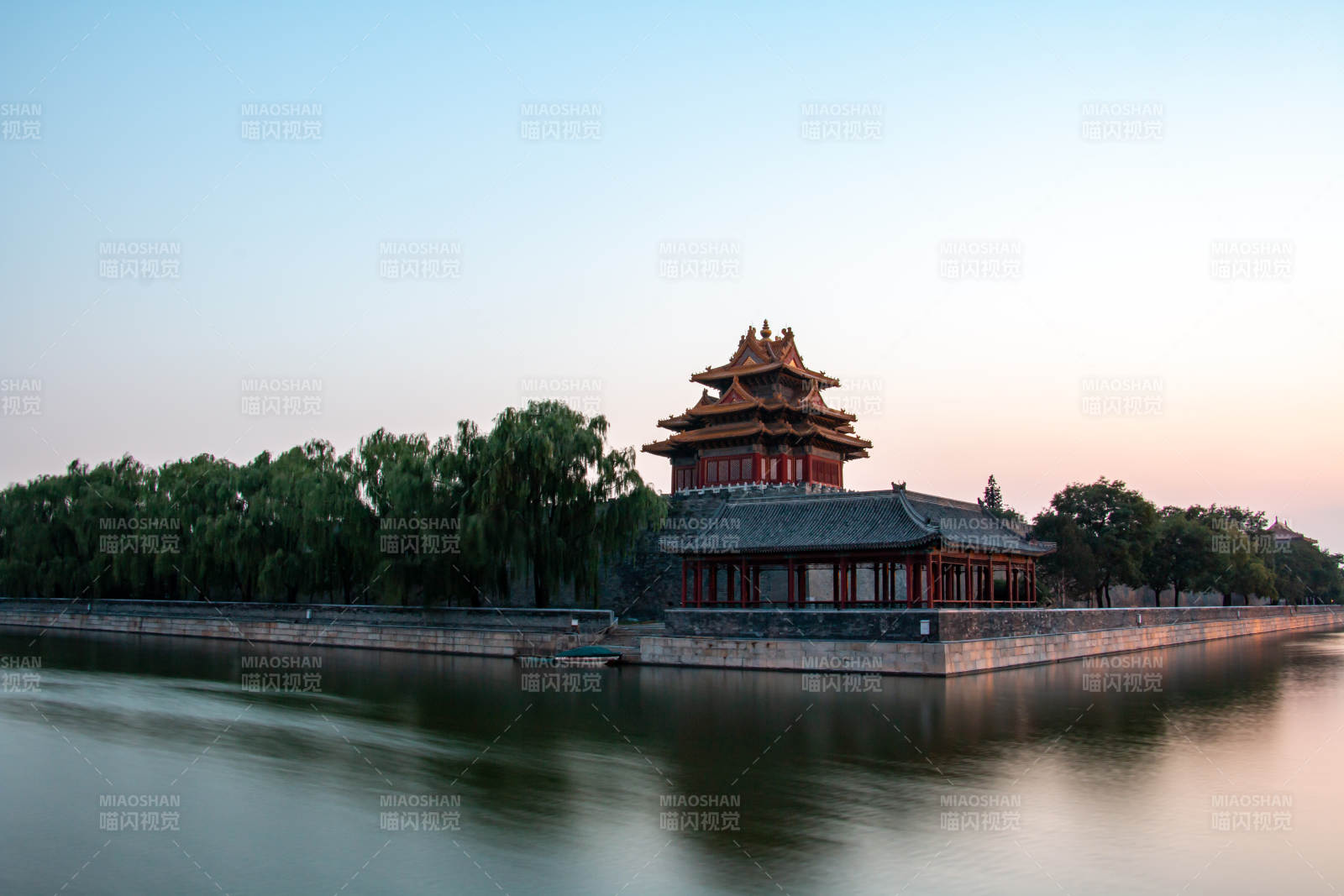 故宫角楼倒映水中景图片