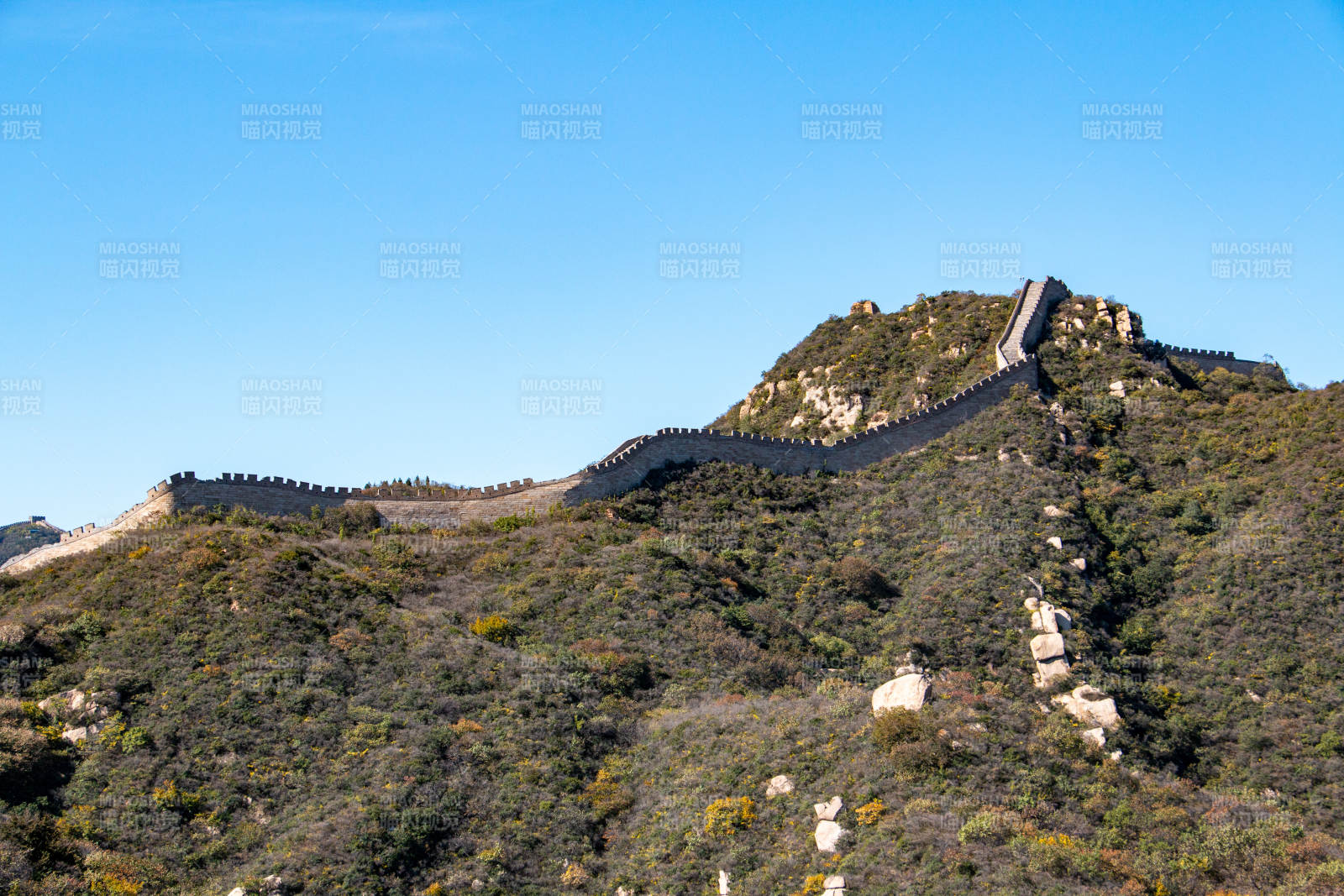 长城蜿蜒山间秋色浓图片