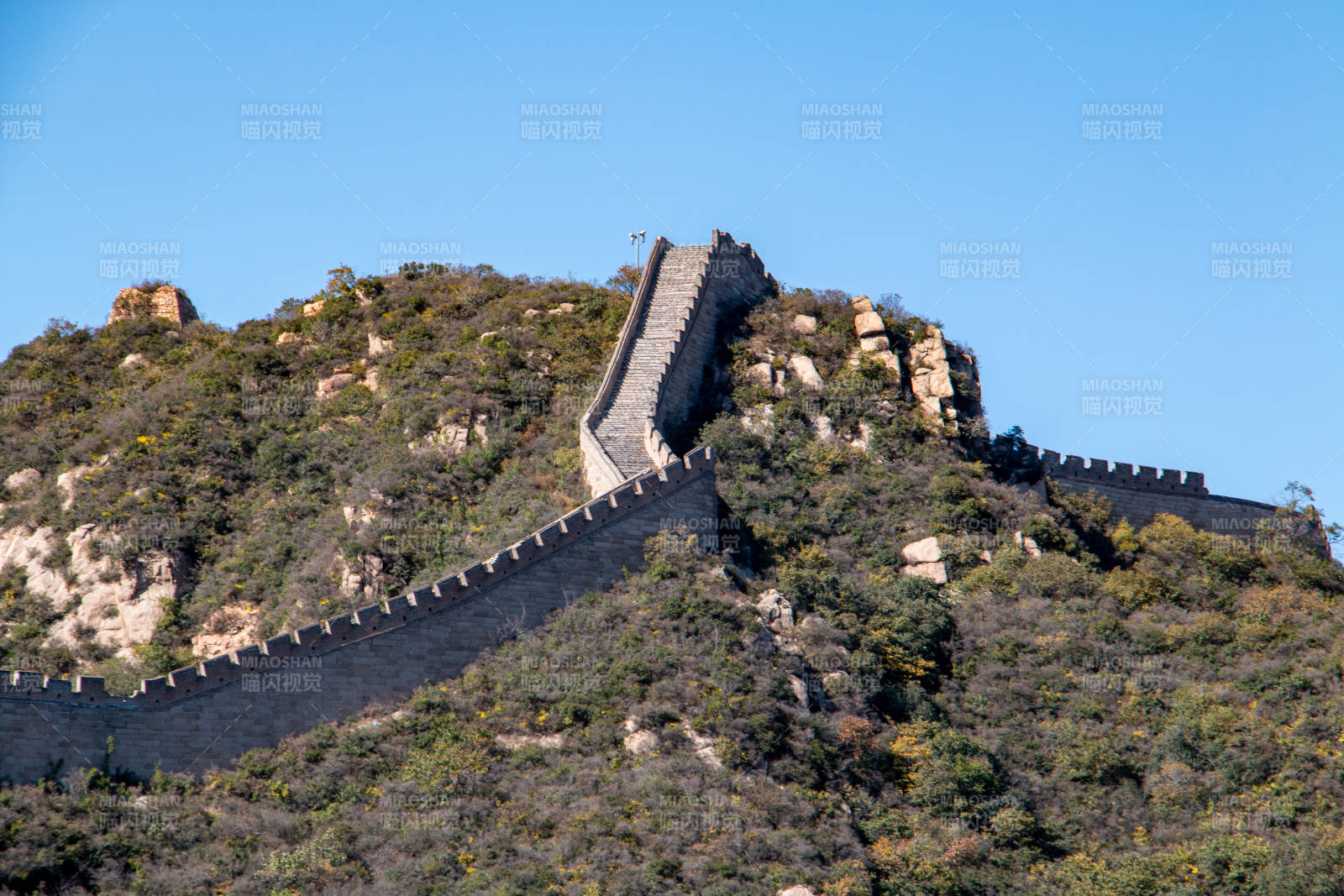 长城蜿蜒山间秋色浓图片