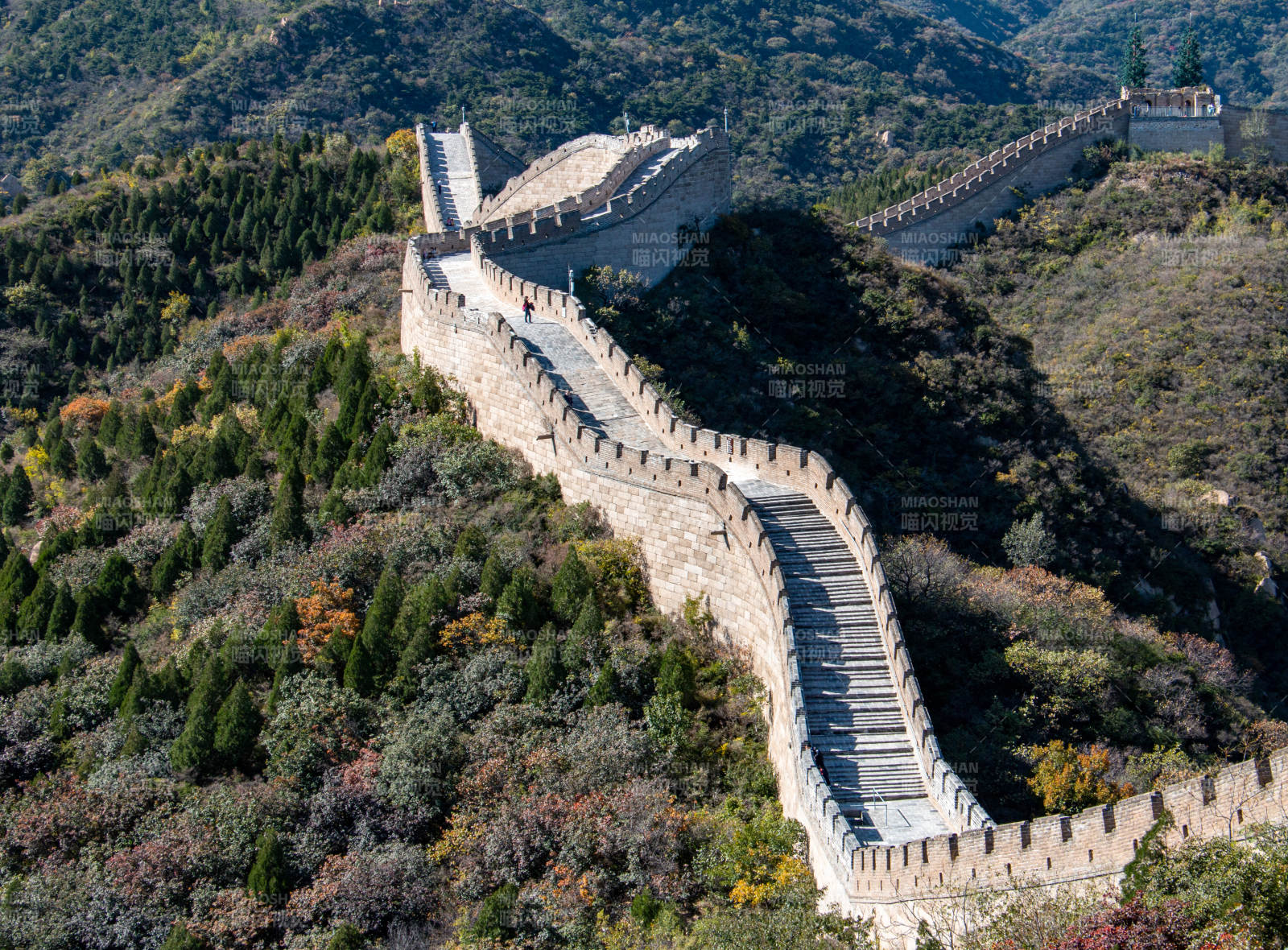长城蜿蜒山间秋色浓图片