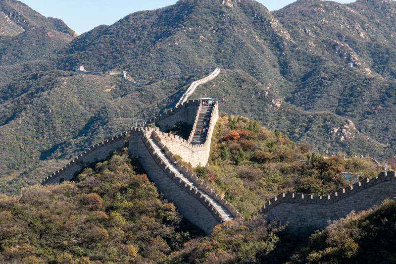 长城蜿蜒山间秋色浓图片