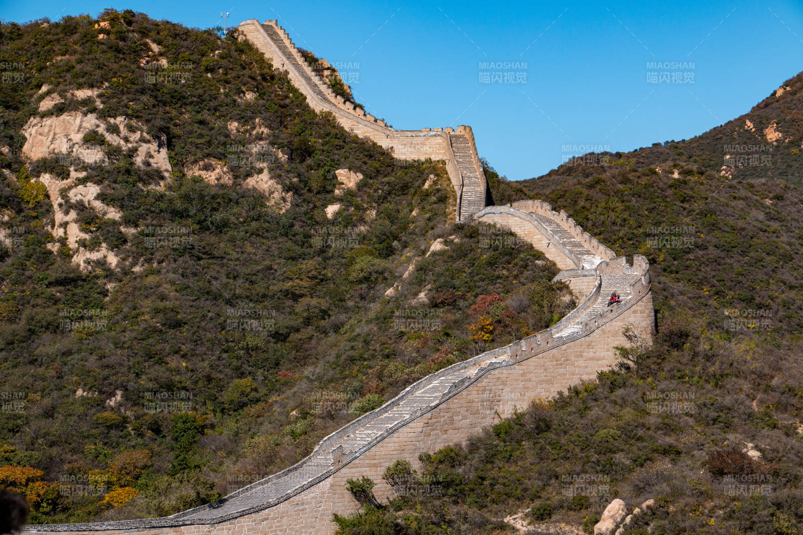 长城蜿蜒山间秋色浓图片