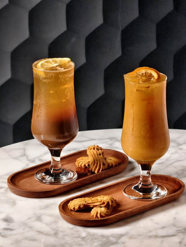 两款饮品与饼干的优雅搭配图片