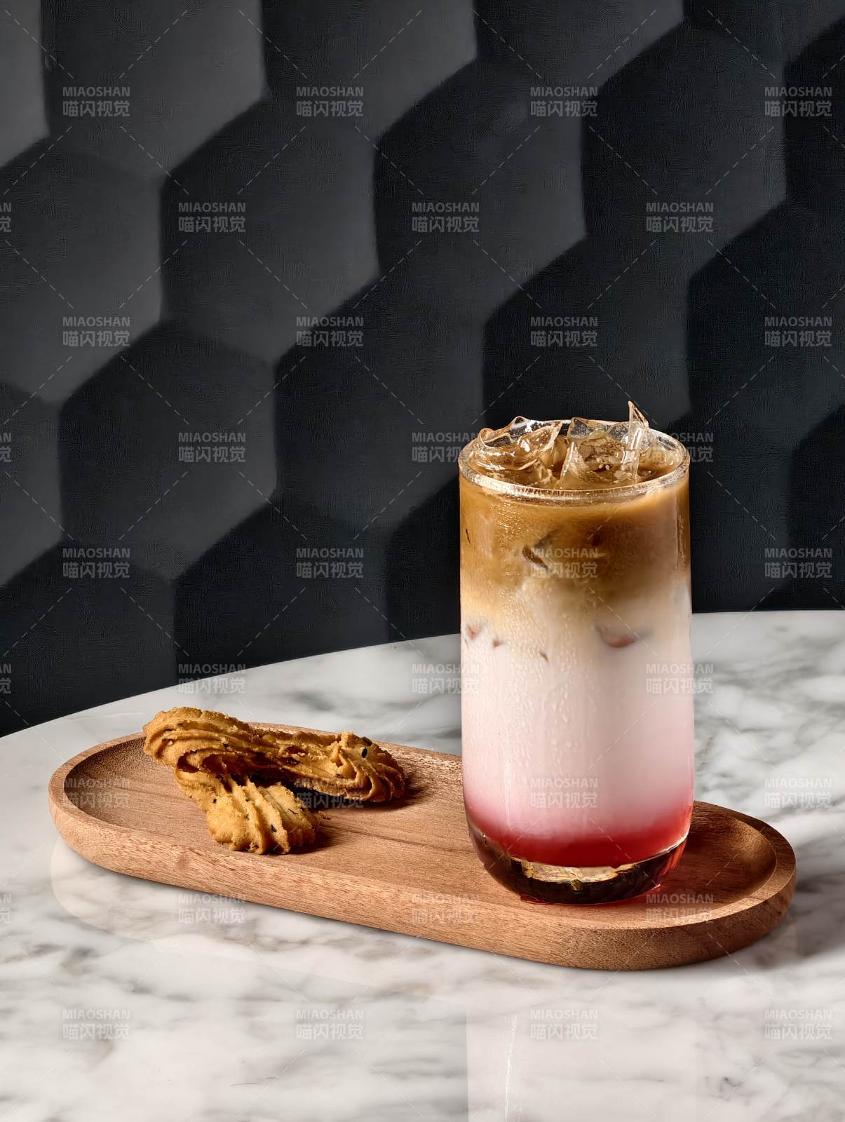 冰咖啡与饼干的完美搭配图片