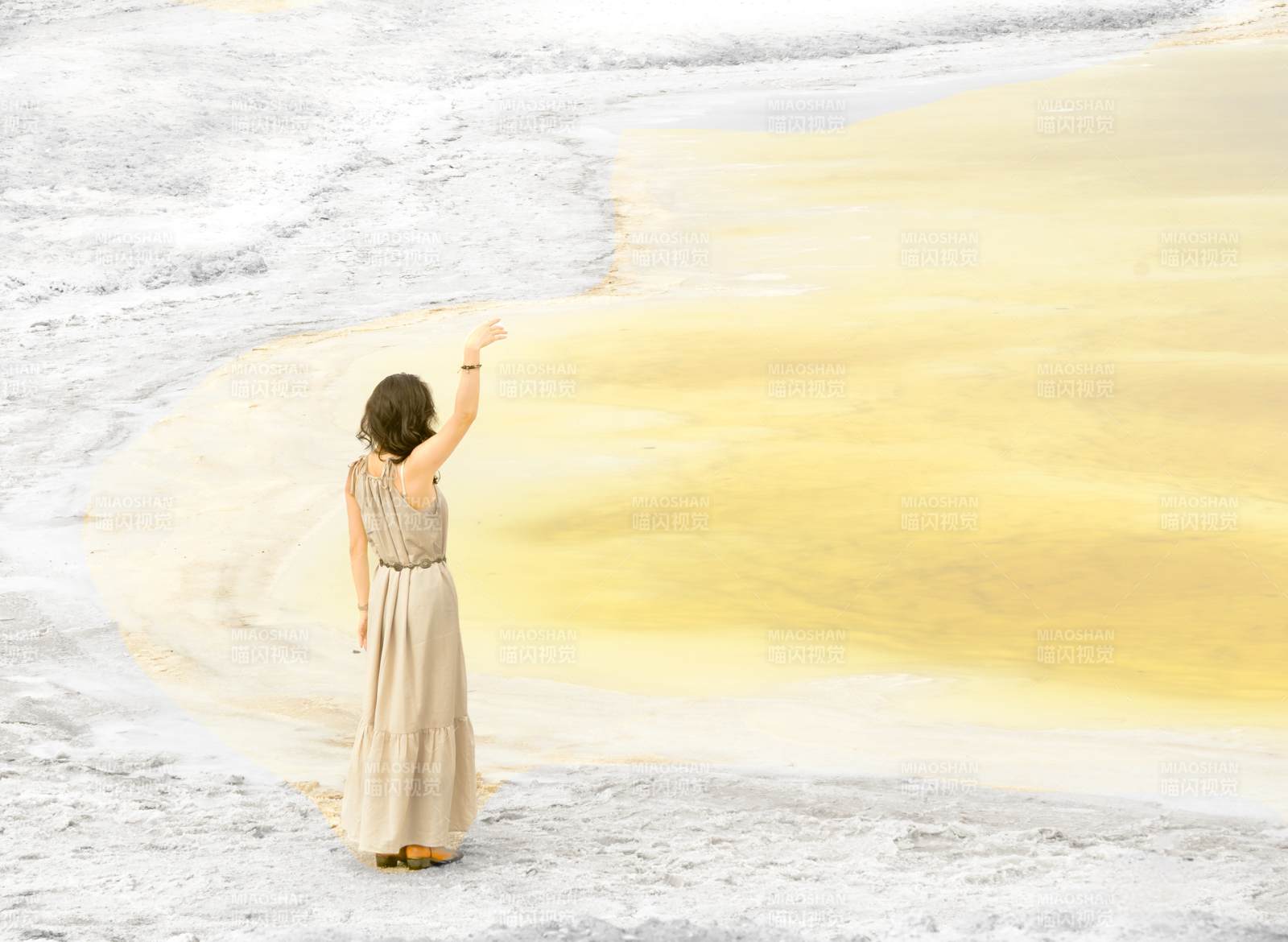 海边漫步 黄沙映衬  大柴旦翡翠湖图片