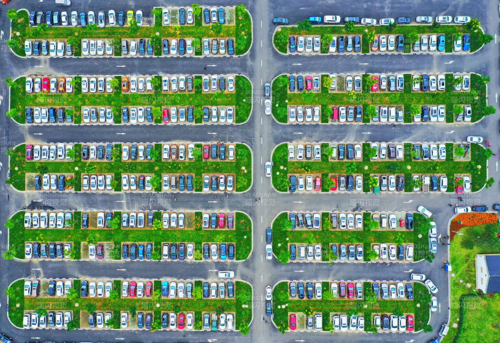 绿色停车场俯瞰图图片