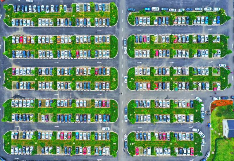 绿色停车场俯瞰图图片