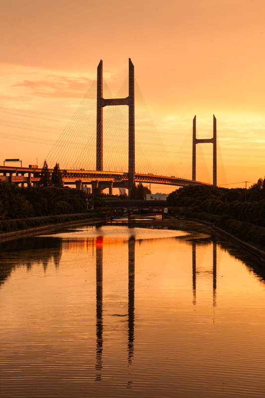 夕阳下的大桥倒影图片