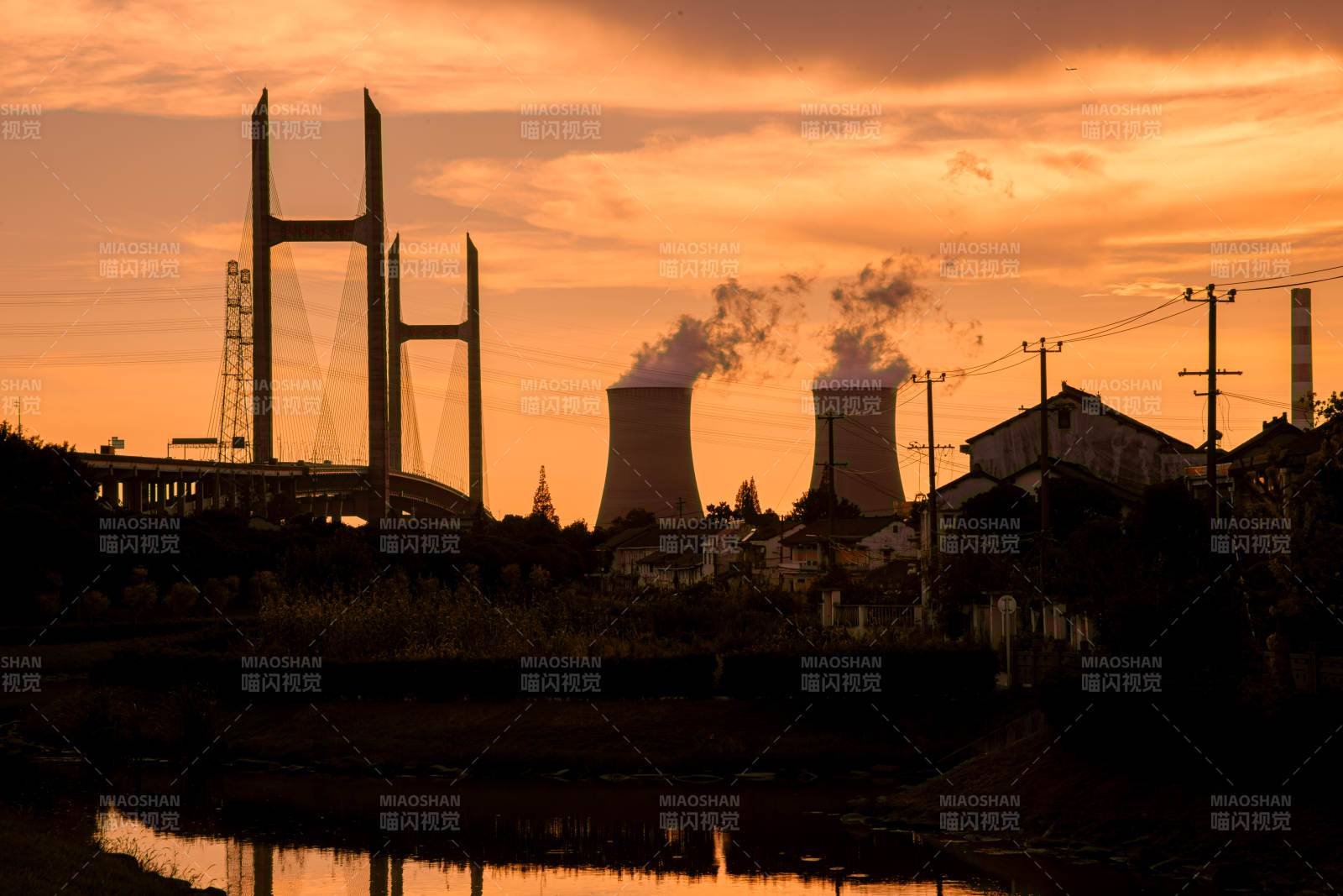 夕阳下的工业景象图片