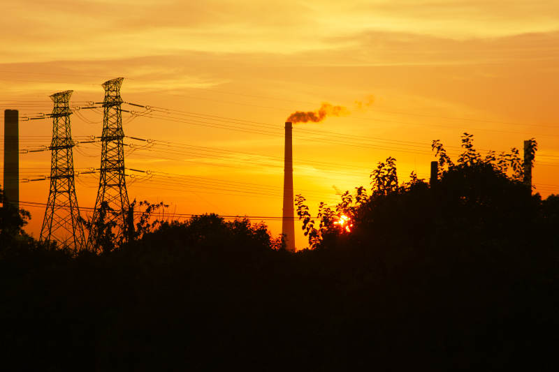 夕阳下的工业景象图片