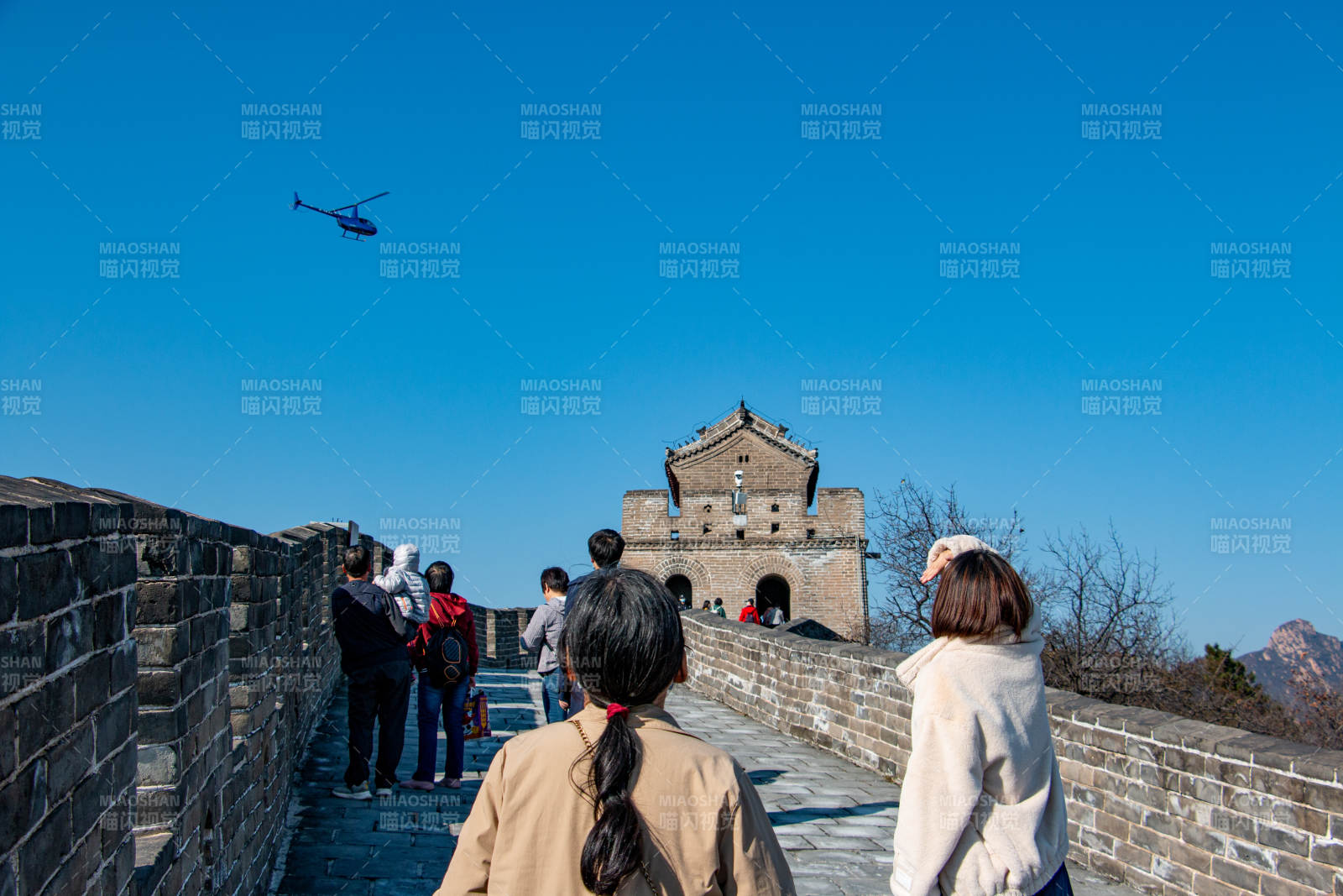 长城上空的直升机图片