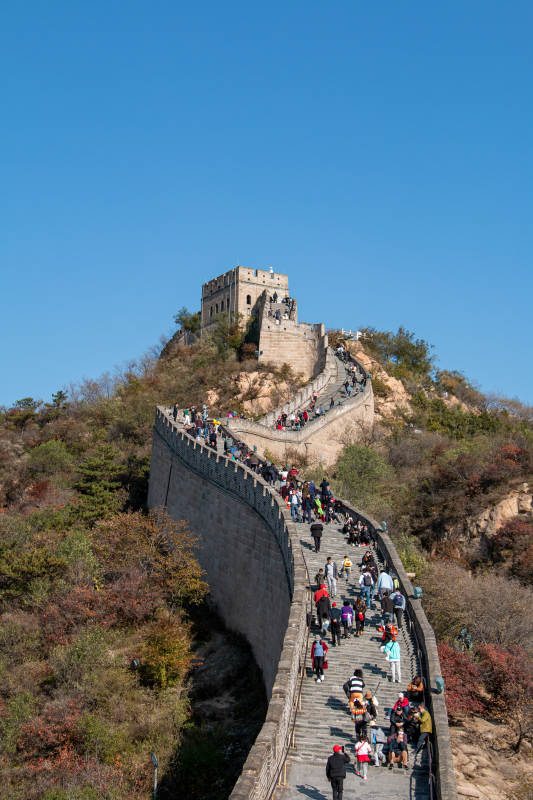 长城秋日游人如织图片