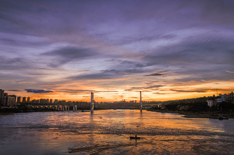重庆夕阳下的城市剪影图片