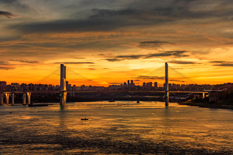 重庆夕阳下的城市桥梁风光图片