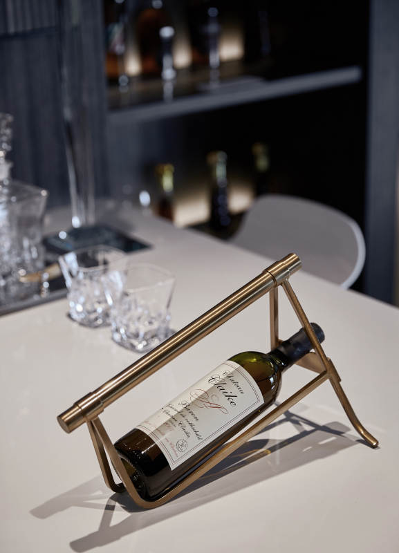 金色酒架上的优雅时光图片