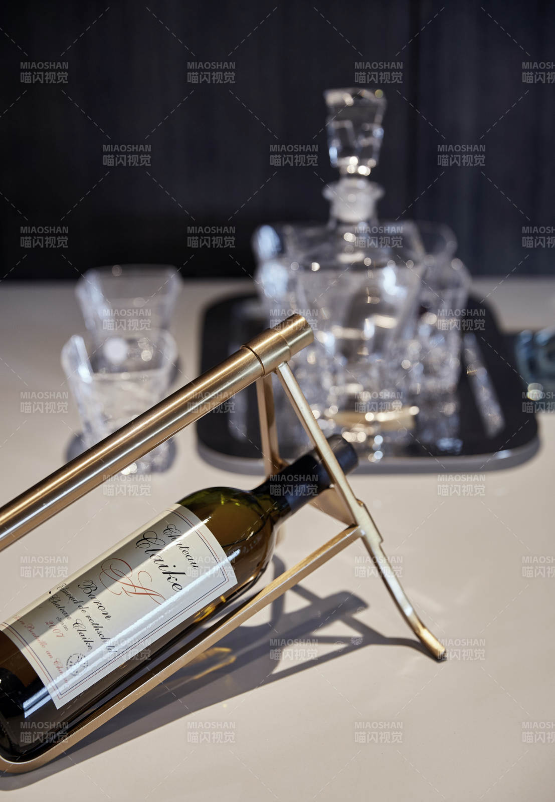 金色酒架与水晶醒酒器图片