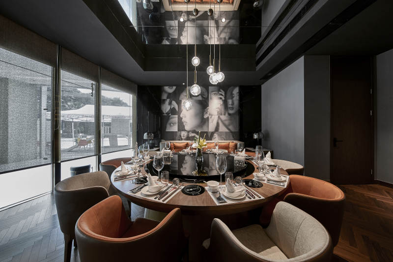 现代餐厅的优雅餐桌布置图片