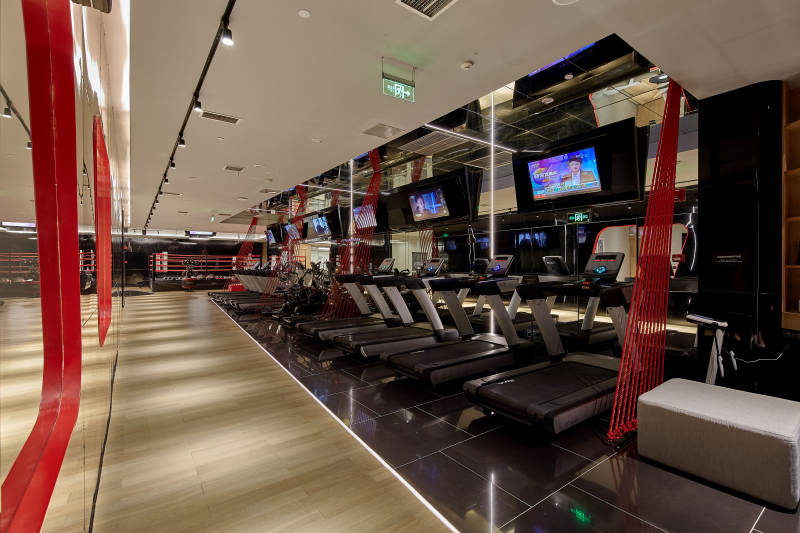 现代健身房跑步机区图片