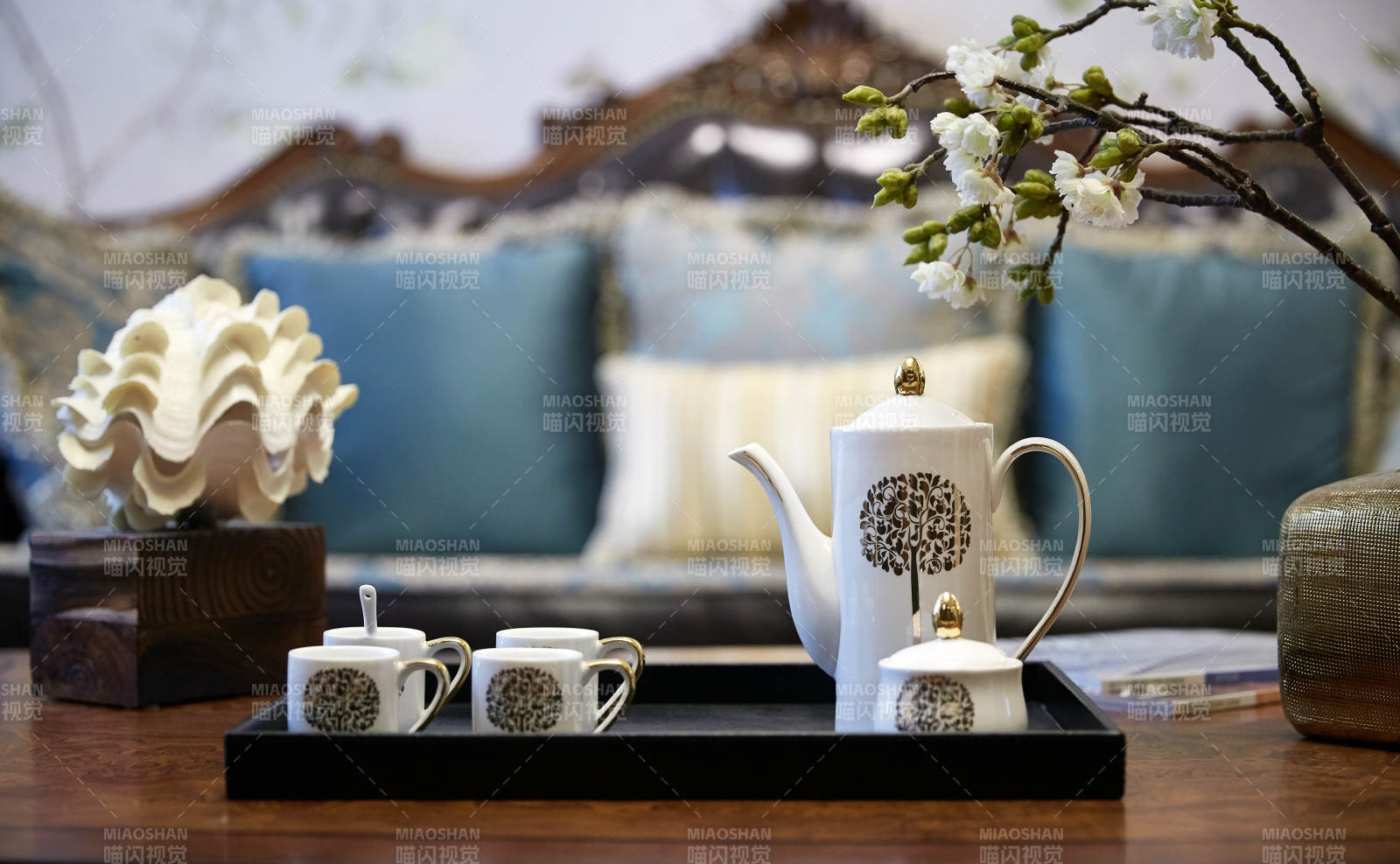 雅致茶具与花枝点缀图片