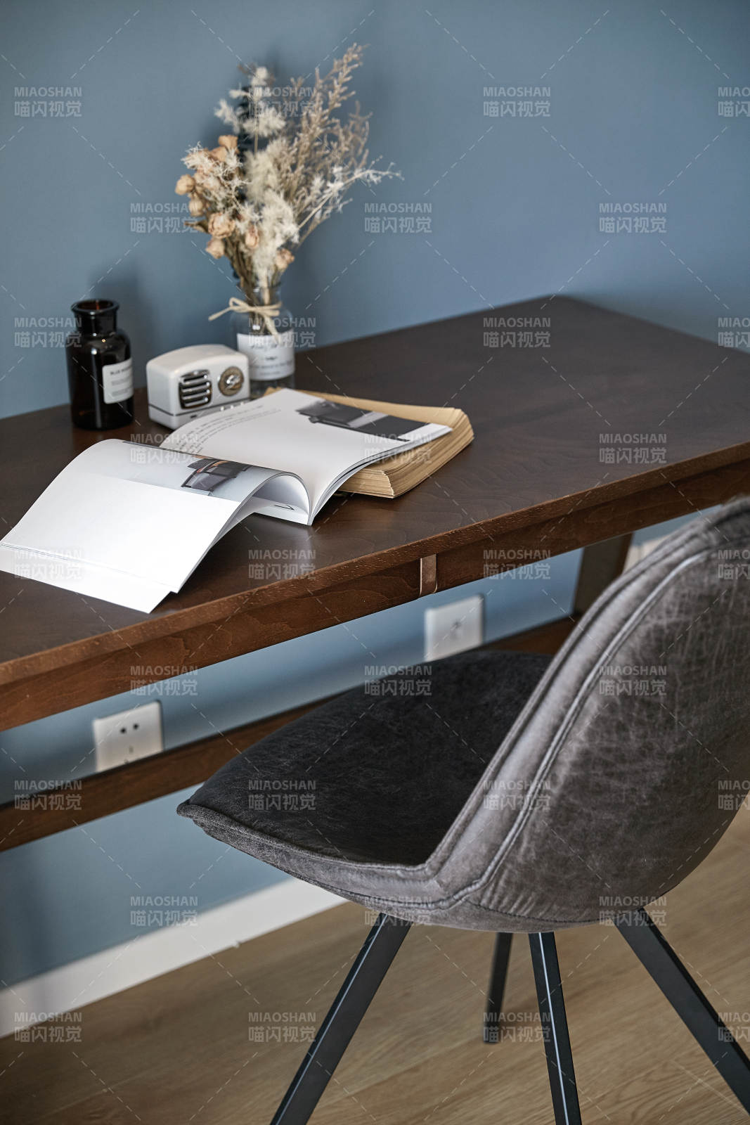 简约书桌与灰色绒椅图片