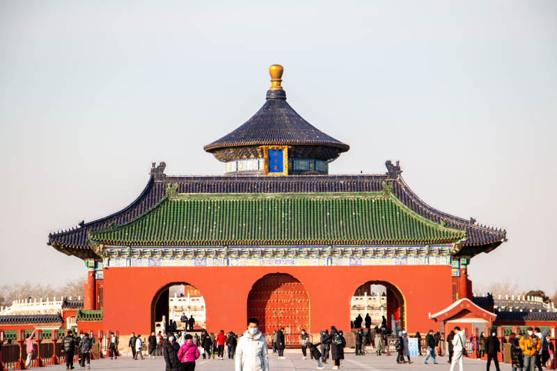 天坛祈年殿前游客如织图片