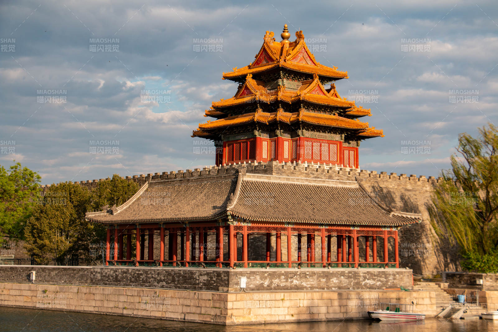 故宫角楼倒映水中图片