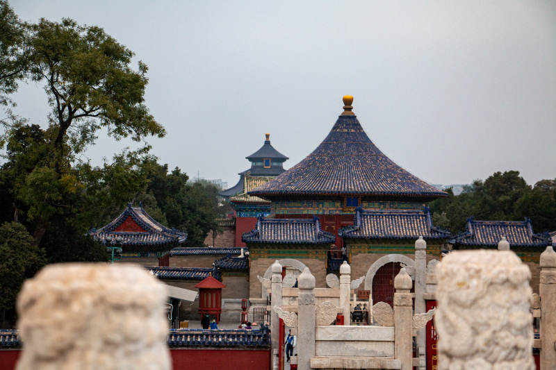 古建筑群与石栏杆图片