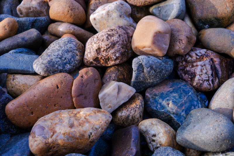 多彩鹅卵石堆叠特写图片