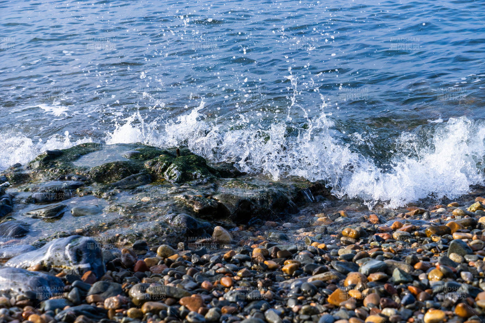海浪拍打鹅卵石海滩图片