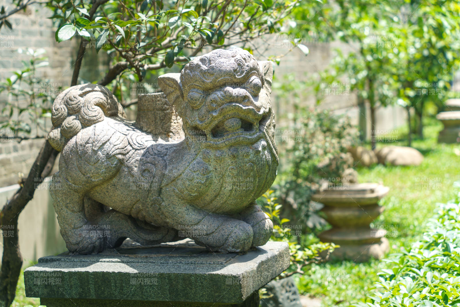 园林庭院中的石狮子图片